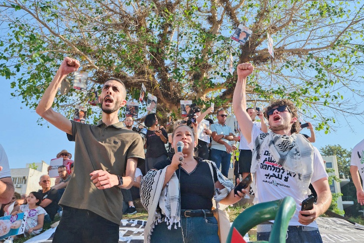 Los Comunistas de Tel Aviv Aprenden el Acercamiento a las Masas de Sus Camaradas de Nueva Delhi