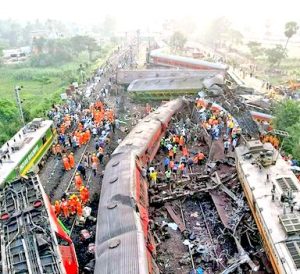 India : Masses Respond to Train Disaster
