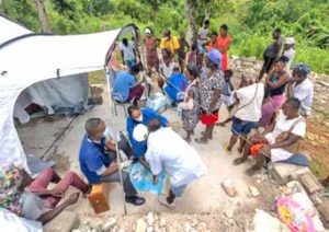 Terremoto en Haití: Jovenes Llevan Atención Medica a las Masas