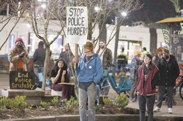 Trabajadores Industriales Aprenden Más Sobre El Comunismo en La Discusión y La Lucha De Clases