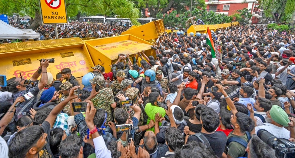 India: Cientos llevan el Comunismo a las Masivas Protestas Juveniles